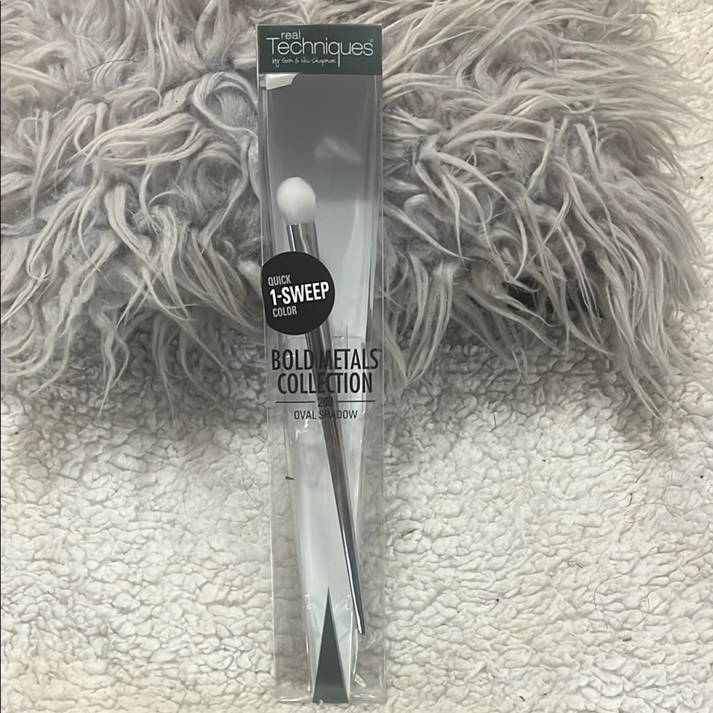 Real Techniques Bold Metals Collection Oval Shadow Brush - Silver and White